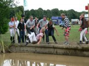 Meistertaufe im Wassergraben
