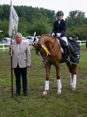 Mannschahftsf&uuml;hrer Karl-Heinz Nothofer, Silberner Steigb&uuml;gel Gewinnerin Lena Scheepers 